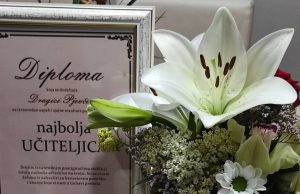 Četvrtaci u Šljivovici dodelili diplomu svojoj učiteljici u znak zahvalnosti (FOTO)