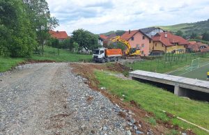 Kako napreduju radovi na izgradnji sportskih terena iznad vrtića u Čajetini? (FOTO)