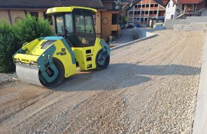 Vredni radnici KJP Zlatibor – Pogledajte kako napreduju radovi na putnoj infrastrukturi kod vrtića u Čajetini