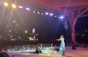 Sara Jo priredila spektakl na Zlatiboru. Na Kraljevom trgu veliki broj posetilaca (FOTO)