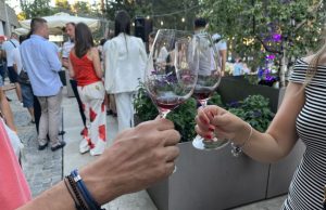 Održana „Vinomanija“ na Zlatiboru. U utorak na Kraljevom trgu nastupa poznata muzička grupa