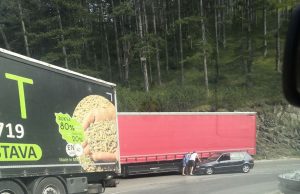 Izgubio kontrolu u krivini pa se autom zakucao u šleper: Saobraćajna nesreća u blizini Zlatibora