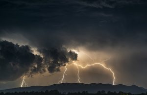 Grom udario dvojicu radnika u Ivanjici, RHMZ upozorava na jake pljuskove sa grmljavinom!