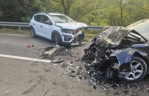 JEDNOM VOZILU PREDNJI DEO SMRSKAN – Dve osobe povređene u udesu na Zlatiboru!