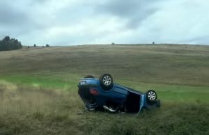 SAOBRAĆAJNA NESREĆA BLIZU ČAJETINE! Popeo se automobilom na obalu, pa prevrnuo na krov!