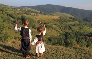 Prelepo selo Jablanica među stoletnim borovima. Pogledajte novi video o Jablanici