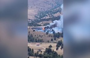 POŽAR NA ZLATIBORU Vatra „progutala“ jednu vikendicu i kolibu, na terenu vatrogasci (VIDEO)
