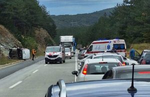 NESREĆA ZA NESREĆOM KOD ZLATIBORA U 5 minuta dve saobraćajke, putevi blokirani: Kombi završio prevrnut