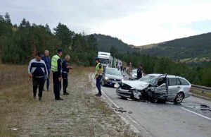 TEŽAK SUDAR KAMIONA I AUTOMOBILA KOD ZLATIBORA: Prednji deo oba vozila potpuno slupan