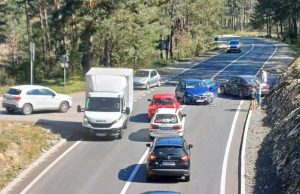 Saobraćajna nesreća na Zlatiboru: Automobili razlupani, srča razbacana po ulici, nema teže povređenih