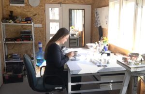 Vajarka Ana Lazić dedinu štalu u Tripkovi preuredila u PRELEPI umetnički atelje (VIDEO)