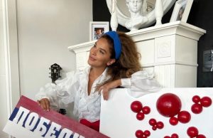 Milena Lasić predstavlja tradiciju kroz modernu vizuelnu umetnost: Izložba „Tri boje, tri reči“ na Zlatiboru