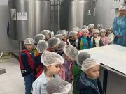 Dečiji vrtić “Radost“ iz Čajetine u poseti Mlekari Naša Zlatka i Agrotehničkom centru (FOTO)