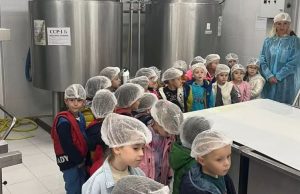 Dečiji vrtić “Radost“ iz Čajetine u poseti Mlekari Naša Zlatka i Agrotehničkom centru (FOTO)