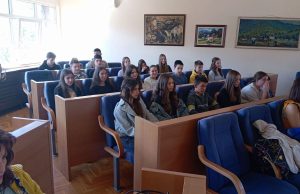 UČENICI iz školske klupe prešli u skupštinsku! Ugostio ih Arsen Đurić, a evo šta su saznali tokom posete