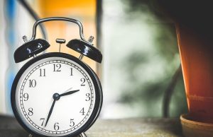 Kada počinje zimsko računanje vremena: Spavaćemo sat duže, ali će dan trajati kraće