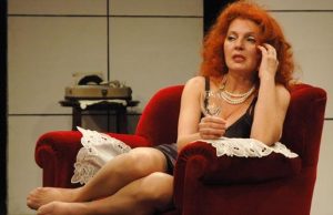 Pred punom salom Doma kulture u Čajetini održana predstava „Suze su O.K“ (VIDEO)