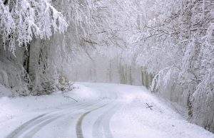 Tokom noći palo 20 centimetara snega, uvedena ZABRANA VOŽNJE na ovim deonicama