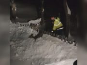 Čim padne sneg, svi opletu po putarima, a Ljubinko i Darko iz KJP Zlatibor sinoć su spasili jedan život (VIDEO)