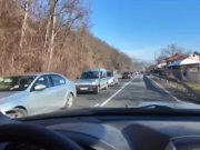 Haos na putevima počeo, praznična seoba Srba: Kilometarske kolone kroz Ovčar Banju (VIDEO)