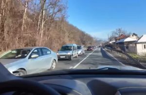 Haos na putevima počeo, praznična seoba Srba: Kilometarske kolone kroz Ovčar Banju (VIDEO)