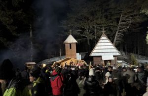 Doček Pravoslavne nove godine u duhu tradicije ispred crkve brvnare u Jablanici (FOTO)