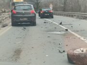 Točkovi pokidani, a delovi rasuti po putu: Silovit sudar dva vozila u Ovčarsko-kablarskoj klisuri (FOTO)