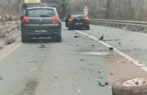 Točkovi pokidani, a delovi rasuti po putu: Silovit sudar dva vozila u Ovčarsko-kablarskoj klisuri (FOTO)