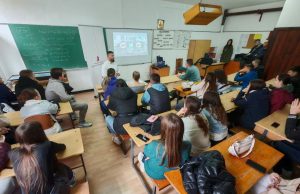 NA MATURU BEZ AUTOMOBILA – Održana edukacija mladih u Čajetini o bezbednosti u saobraćaju (FOTO)