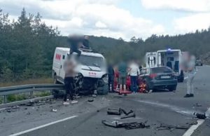 SAOBRAĆAJ OBUSTAVLJEN, IMA POVREĐENIH Teška nesreća na putu Vodice-Zlatibor: Sudarili se kombi i automobil